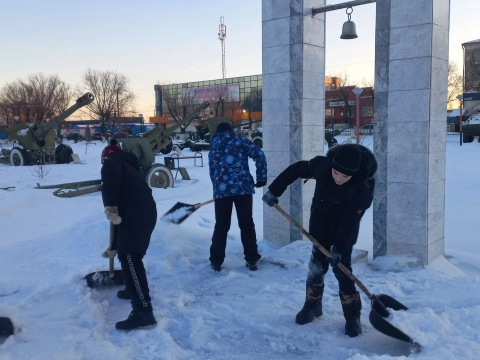 Дорога к обелиску.