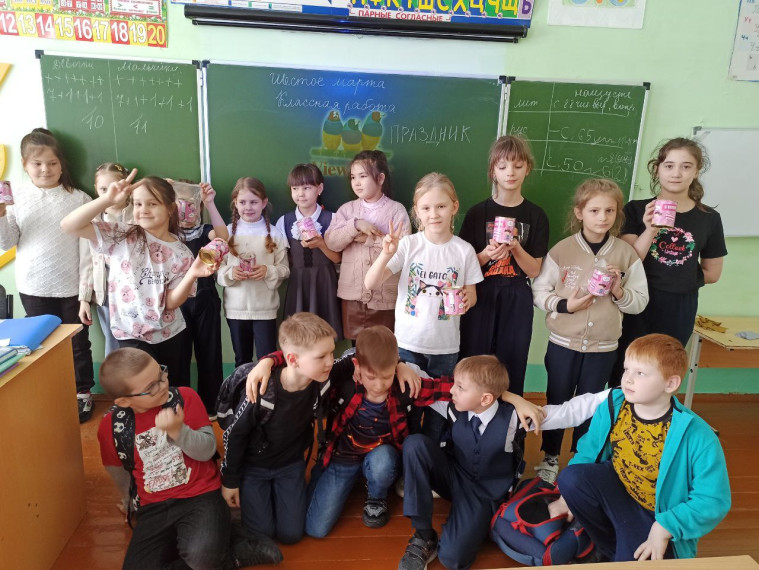 Праздник "8 марта". 2А класс.